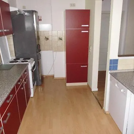 Sehr-schoene-4-raum-maisonette-fewo-mit-110qm-balkon-zentral-preiswert-t7 아파트 *