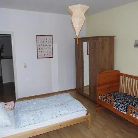 Sehr-schoene-4-raum-maisonette-fewo-mit-110qm-balkon-zentral-preiswert-t7 아파트 *