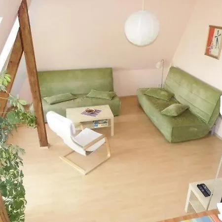 Sehr-schoene-4-raum-maisonette-fewo-mit-110qm-balkon-zentral-preiswert-t7