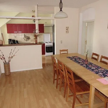아파트 Sehr-schoene-4-raum-maisonette-fewo-mit-110qm-balkon-zentral-preiswert-t7 *