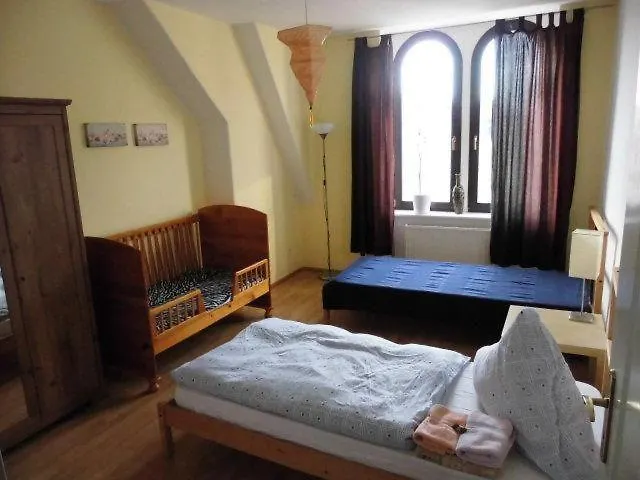 Apartamento Sehr-schoene-4-raum-maisonette-fewo-mit-110qm-balkon-zentral-preiswert-t7 *