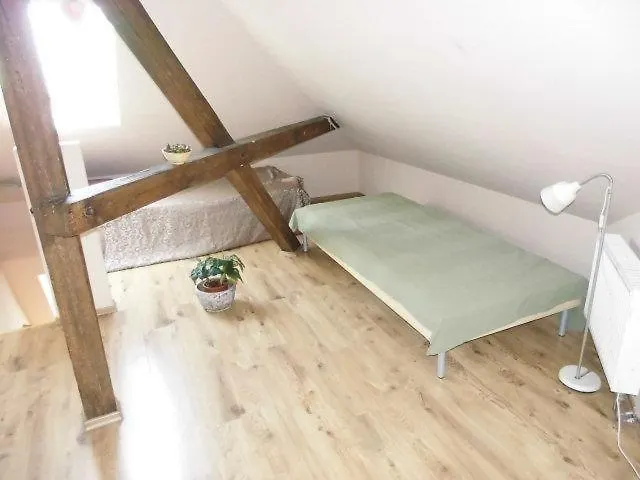 Apartamento Sehr-schoene-4-raum-maisonette-fewo-mit-110qm-balkon-zentral-preiswert-t7