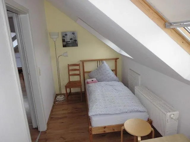 Apartamento Sehr-schoene-4-raum-maisonette-fewo-mit-110qm-balkon-zentral-preiswert-t7 Dresde