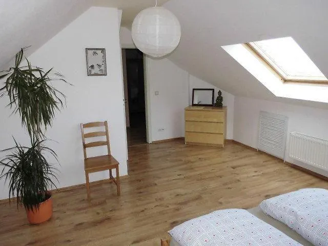 Sehr-schoene-4-raum-maisonette-fewo-mit-110qm-balkon-zentral-preiswert-t7 Apartamento *