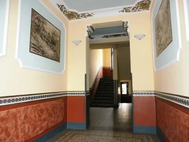 Sehr-schoene-4-raum-maisonette-fewo-mit-110qm-balkon-zentral-preiswert-t7 Apartamento Dresde