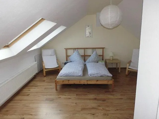 Sehr-schoene-4-raum-maisonette-fewo-mit-110qm-balkon-zentral-preiswert-t7