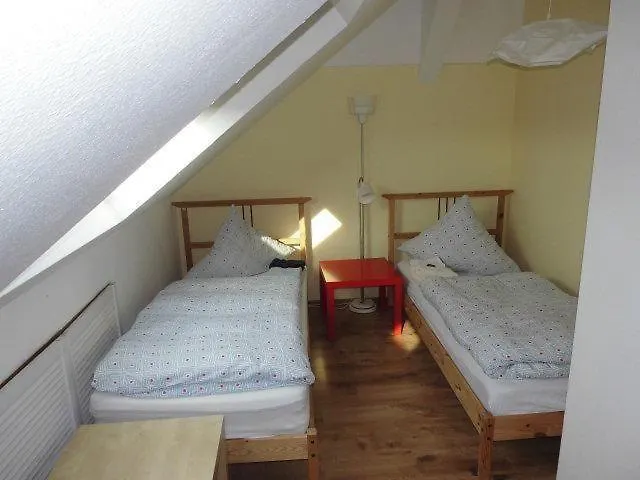 Apartamento Sehr-schoene-4-raum-maisonette-fewo-mit-110qm-balkon-zentral-preiswert-t7